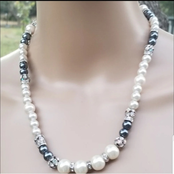 TWO VINTAGE FAUX PEARL & FACETED GLASS CRYSTAL NECKLACES - Picture 5 of 7